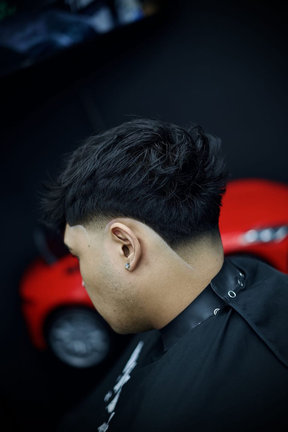 Barra de productos y ambiente de la barbería Why Not Eixample