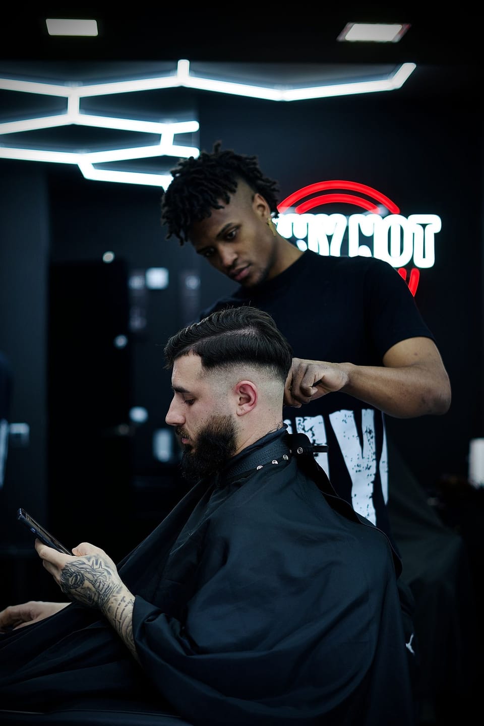 Fachada de Why Not Barbershop Eixample en Consell de Cent, Barcelona