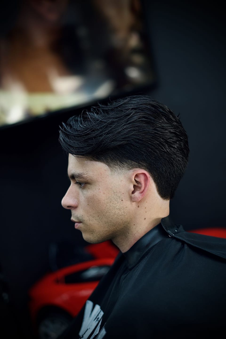 Barbero de Why Not Eixample realizando un corte de precisión con tijera